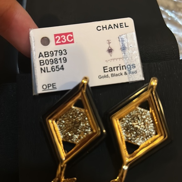 CHANEL 2023 SS Earrings (AB9793 B09819 NL654) - Picture 7 of 12